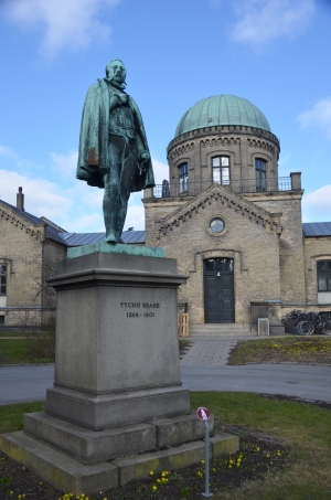 Foran observatoriet blev der i 1876 opstillet en statue af Tycho Brahe.