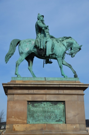 På slotspladsen står en rytterstatue af Frederik den 7. som var konge da grundloven blev vedtaget i 1849. Statuen er udført af H. V. Bissen.