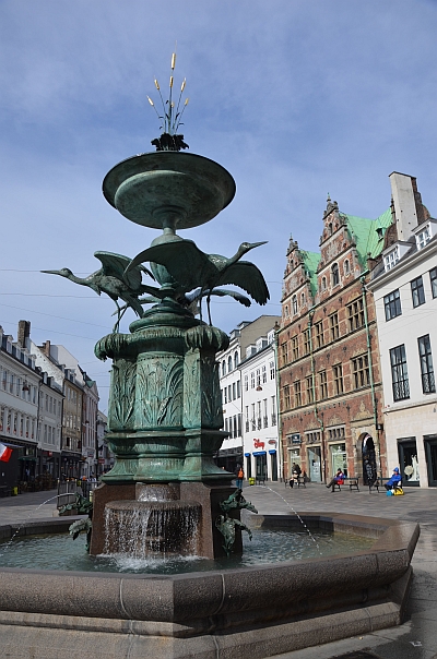 På torvet står Storkespringvandet fra 1894. Det er skænket af Foreningen til Hovedstadens Forskønnelse, og måske er navnet misvisende, fordi fuglene slet ikke er storke, men hejrer.