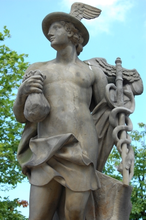Ved rampen ud mod Christiansborg Slot, står to statuer af hhv. Merkur og Neptun.