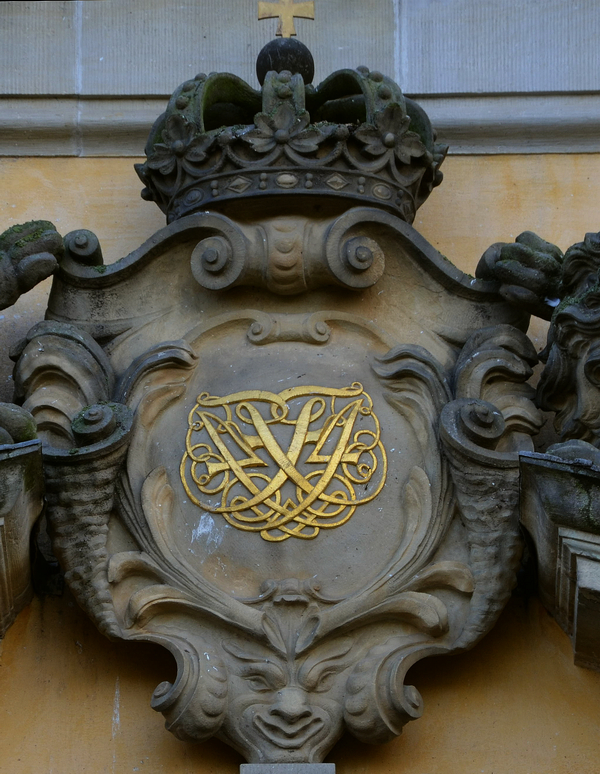 Frederik den 4.'s monogram sidder stadig over indgangen til slottet i dag.